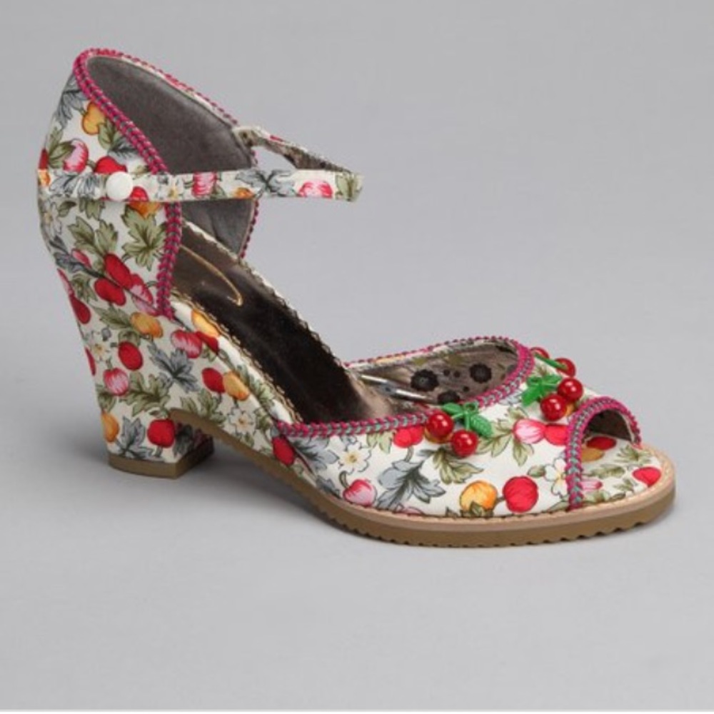 New Poetic License Pinup fruit print heels 9